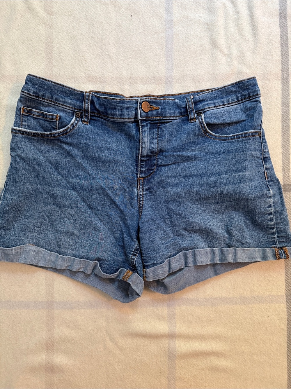 Soho NY Jeans. Classic Blue Denim Women's Rolled-Hem Shorts